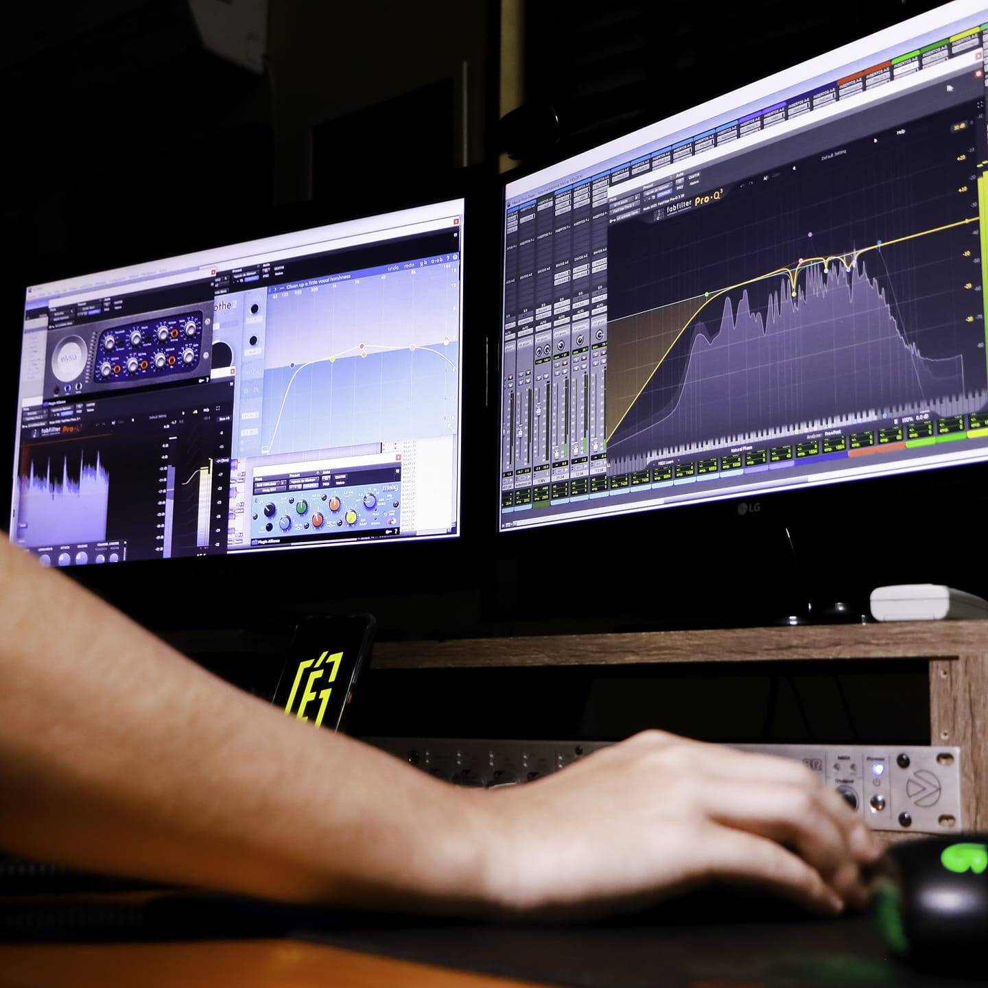 Nacho Grané mezclando en el estudio, con la sesión y los ecualizadores en pantalla